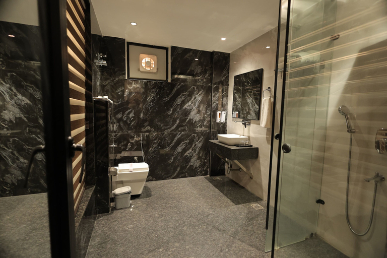 Bathroom, SNJ TAJ GRAND HOTEL, Agra