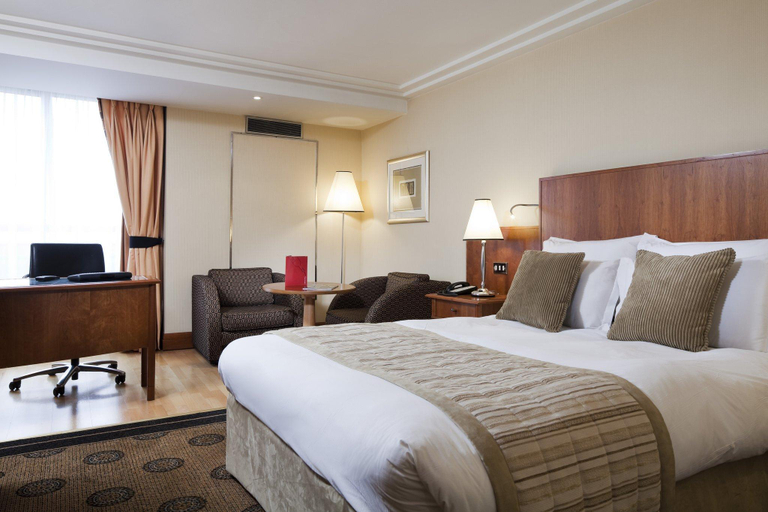 Bedroom, Crowne Plaza London Heathrow, London