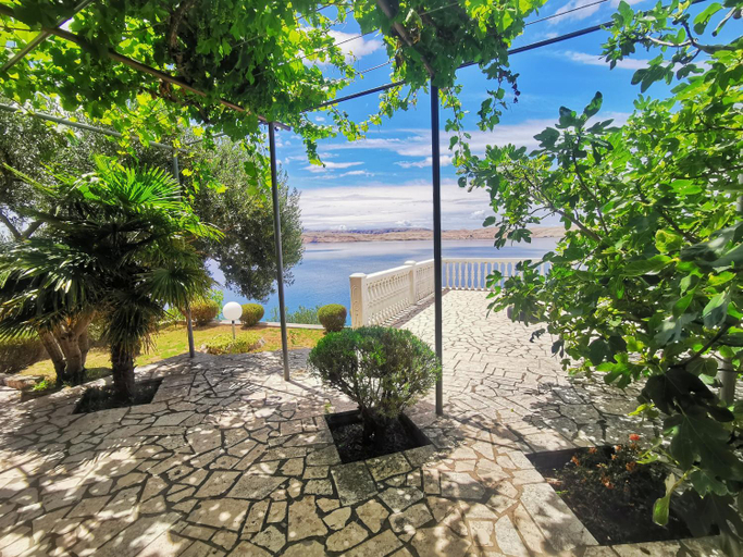 Others 3, Beachfront apartments Rukavina, Karlobag