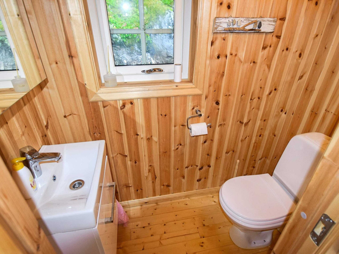 Bathroom 3, 4 Person Holiday Home in Botnhamn, Lenvik