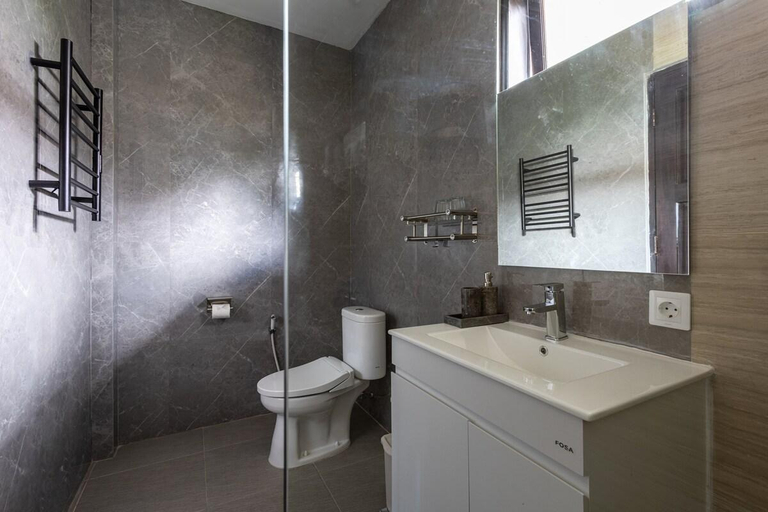 Bathroom 2, Deluxe Apartment, 75 m from Balian Surf Spot, Tabanan