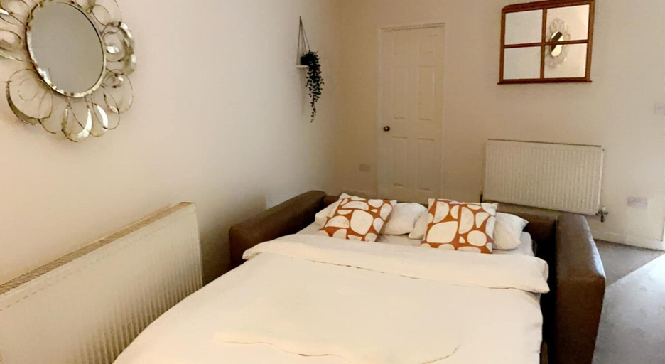 Room 5, Impeccable 1-bed, Sleeps 2, Free Parking, Wakefield