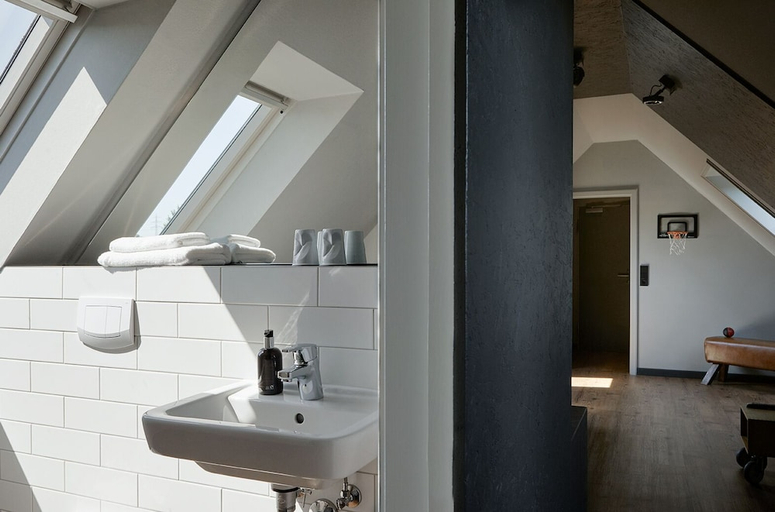 Bathroom 5, Kroger by Underdog Hotels, Hamburg