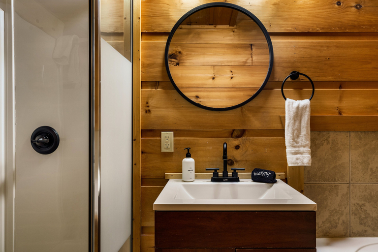 Bathroom 2, The Copper Bird Cabin, Sevier