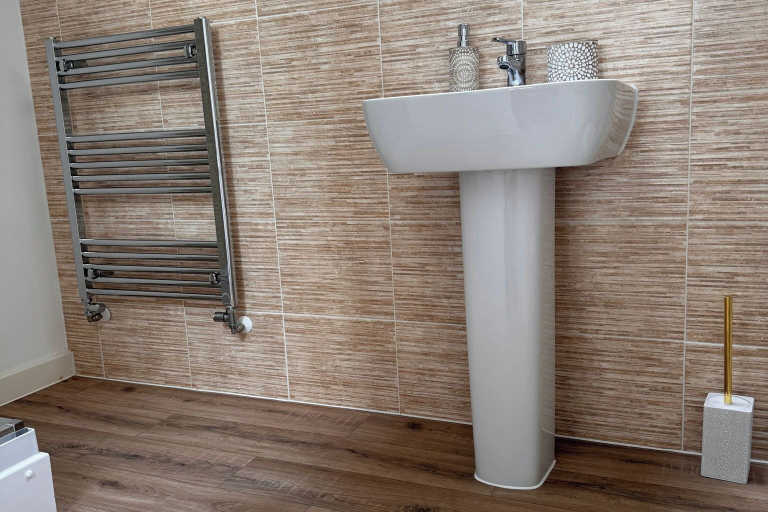 Bathroom 4, House - Sleeps 6 - Parking, Coventry