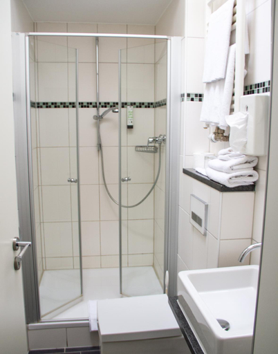 Bathroom 3, Hotel-Restaurant Steuermann, Karlsruhe