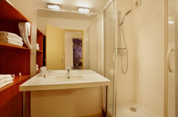 Bathroom 3, Hotel Novalis Quimperle, Finistère