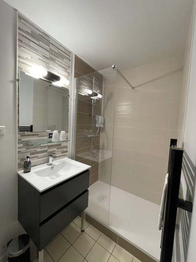 Bathroom 5, Logis Hôtel Paris-Madrid, Landes