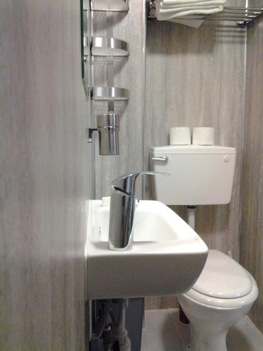 Bathroom 3, Macdonald Hotel, London