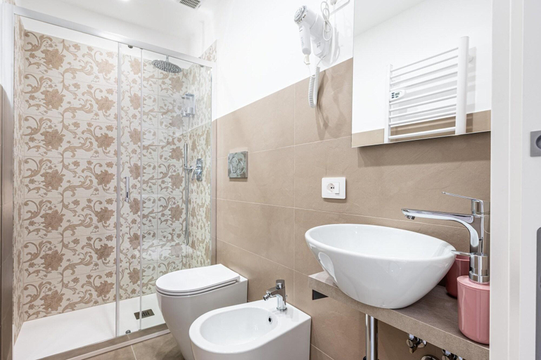 Bathroom 5, Palazzo Bellini, Catania