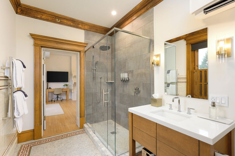 Bathroom 4, Wilbur Mansion, Northampton