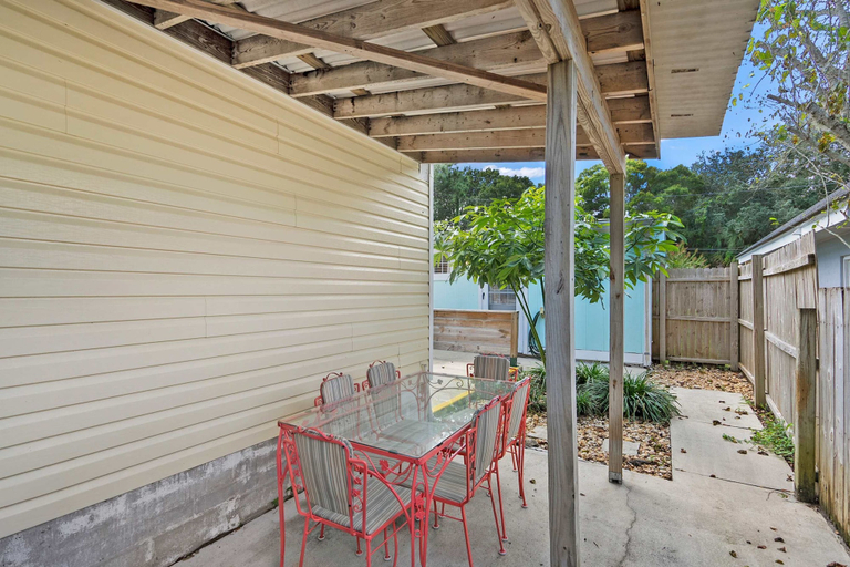 Room 3, Just North of Downtown Fenced Yard BBQ Patio, Saint Johns