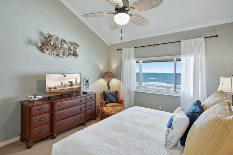 Room 2, Oceanfront Patio Pool Tennis BBQ Free Parking, Saint Johns