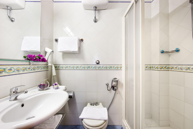 Bathroom 5, Hotel Zi Teresa, Napoli