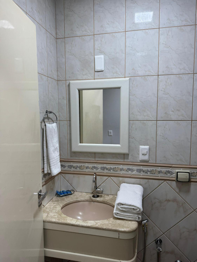 Bathroom 5, Bica Conveniencia e Hotel, Urupês