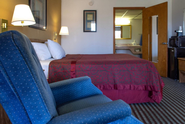 Bedroom 3, Days Inn by Wyndham Clinton OK, Custer