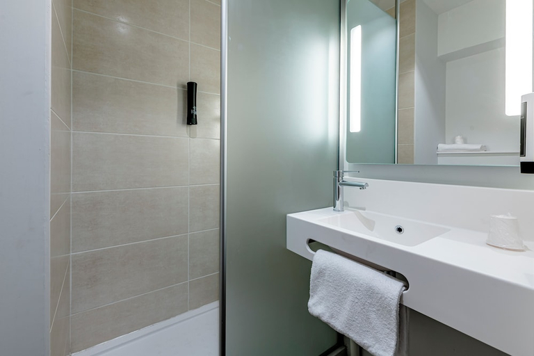 Bathroom 4, B&B HOTEL Deauville-Touques, Calvados