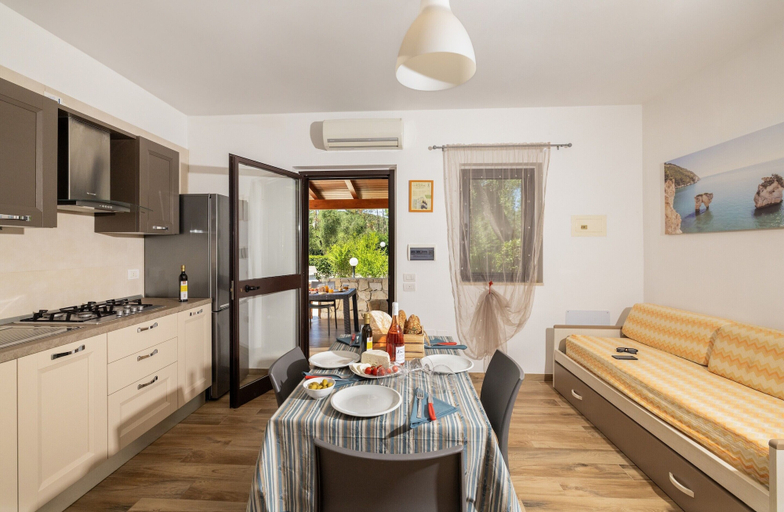 Living room 4, Apartment in Vieste With Garden, Foggia