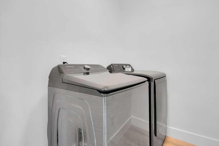 Room 3, Luxury Beach Home Sauna Cold Plunge E-bikes, Duval