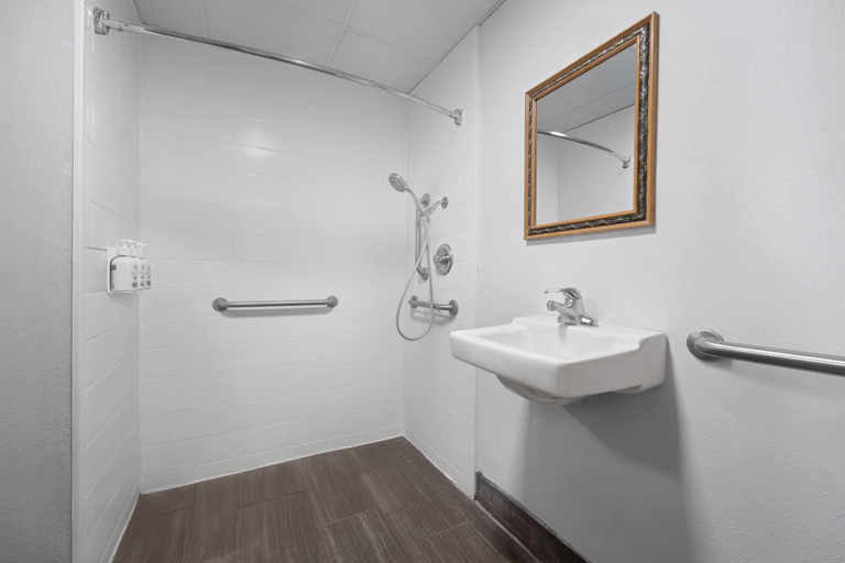 Bathroom 5, Wingate by Wyndham Savannah Gateway, Chatham