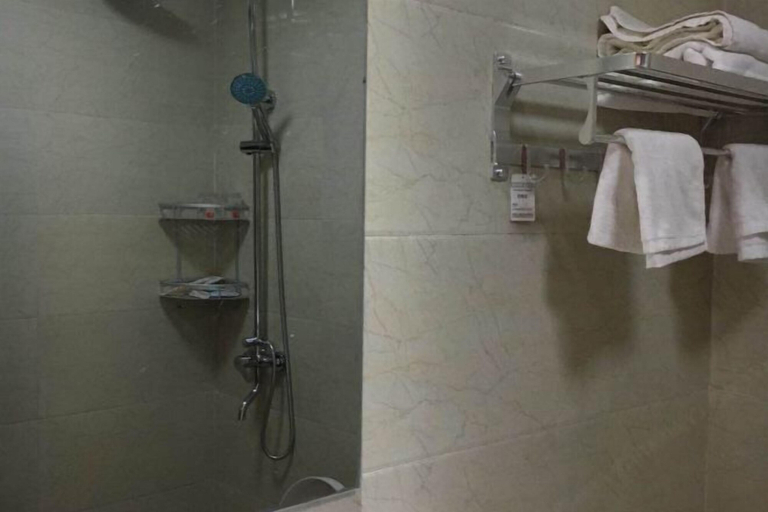 Bathroom 4, Ali Pulan Town Hotel, Ngari
