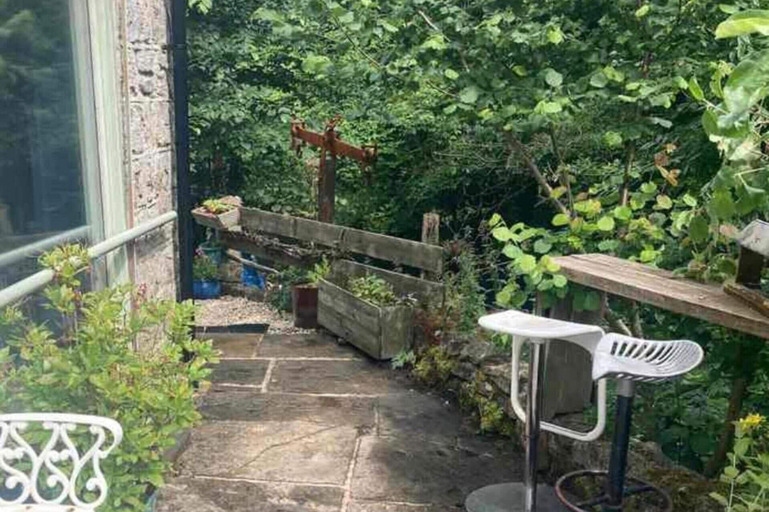 Property grounds 3, 2 Bed-sleeps 3-dog Friendly-garden-riverside, Derbyshire