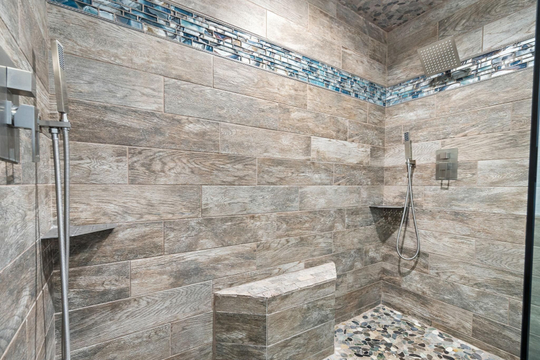 Bathroom 5, Palacio 1405, Escambia