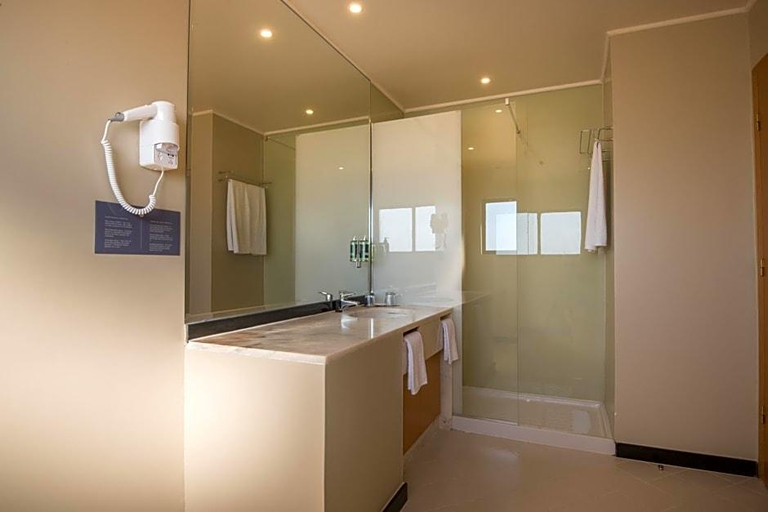Bathroom 5, Vila Gale Marina Resort Hotel, Loulé