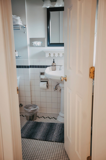 Bathroom 3, Goldsmith's Riverfront Inn, Missoula
