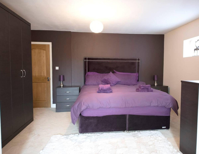Room 3, 6 Bed House - Sleeps 11 - Pets - Garden - Parking, Hertfordshire