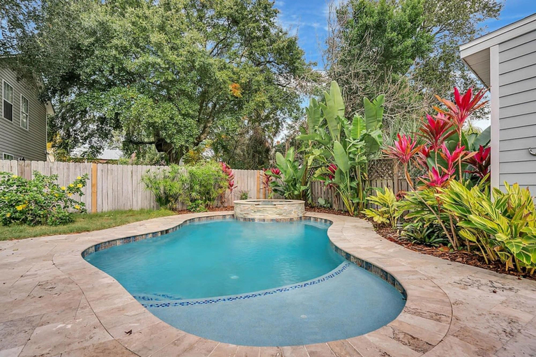 Room 3, Pool and Hot Tub Walk to Ice Plant and Downtown, Saint Johns