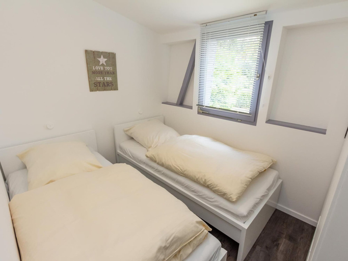 Room 5, Beautiful Holiday Home in Waxweiler With Pool, Eifelkreis Bitburg-Prüm