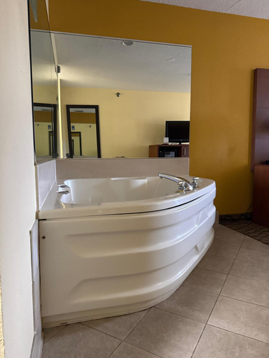 Bathroom 4, Baymont by Wyndham Mishawaka South Bend Area, Saint Joseph