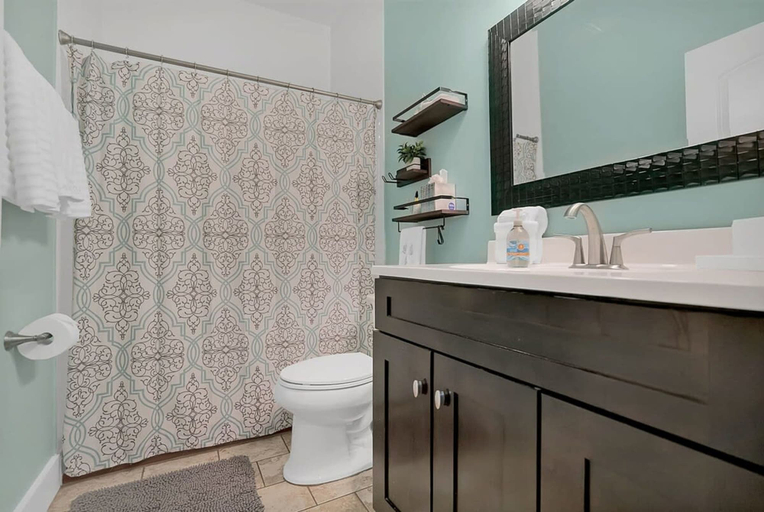 Room 2, Pool and Hot Tub Walk to Ice Plant and Downtown, Saint Johns