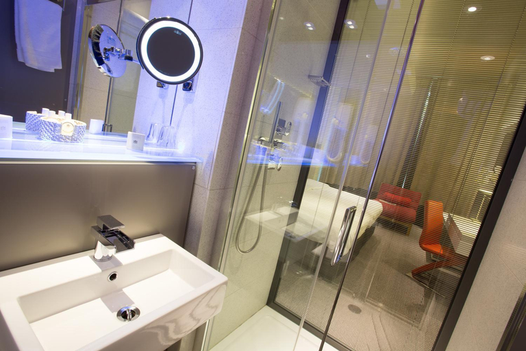 Bathroom 4, Henley House Hotel, London