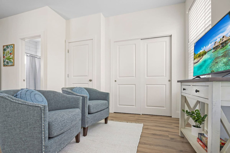 Room 4, Downtown St Augustine Apt Smart TV Pack N Play, Saint Johns