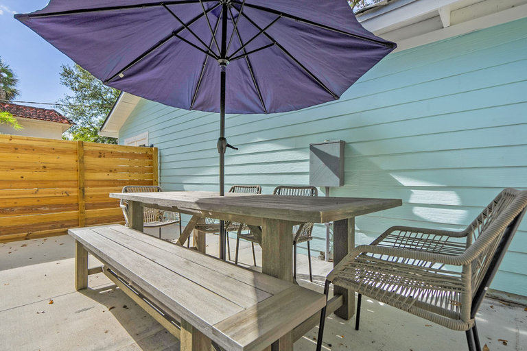 Room 5, Newly Renovated Whimsical Cottage 2 Beds Hot Tub, Saint Johns