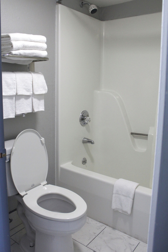 Bathroom 4, Econo Lodge Franklin South, Simpson