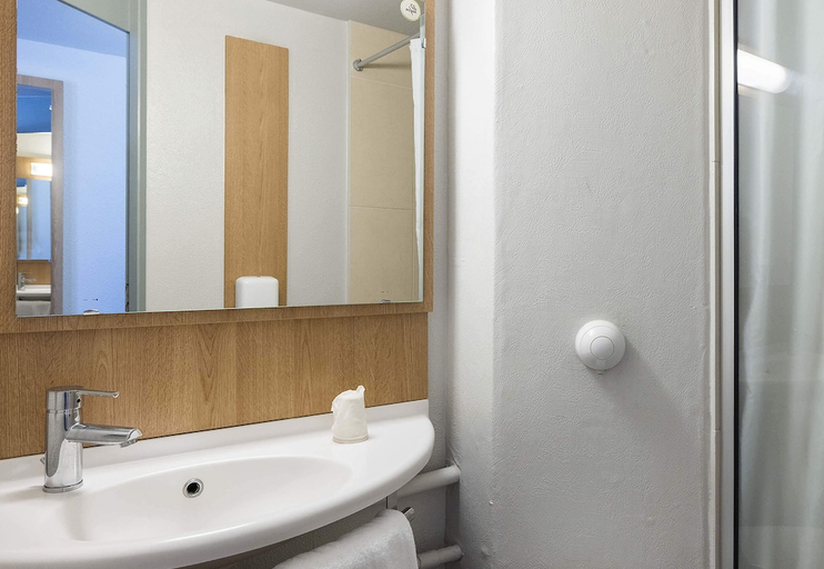 Bathroom 3, B&B HOTEL Perpignan Nord, Pyrénées-Orientales