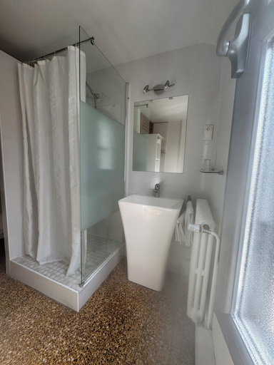 Bathroom 5, Hôtel des Etuves, Hérault