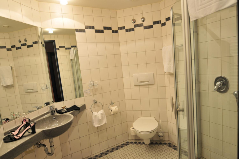 Bathroom, AKZENT Hotel Stadt Schluchtern ***S, Main-Kinzig-Kreis