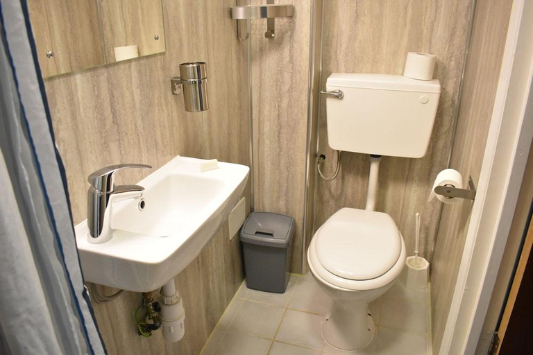 Bathroom 4, Macdonald Hotel, London