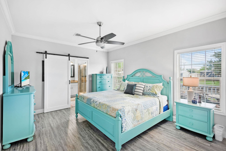 Room 3, Canal Home Dock BBQ Walk to Beach Fishing, Saint Johns