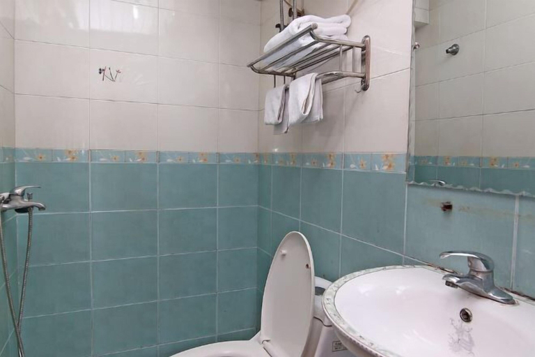 Bathroom 4, Jiaxiang Hostel, Shanghai