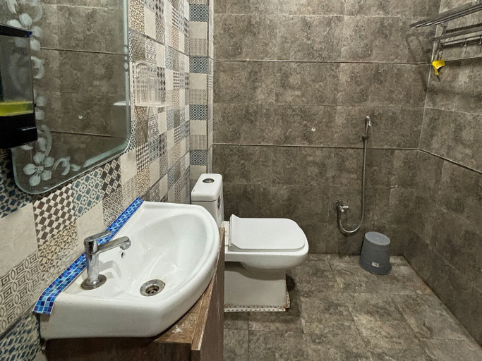 Bathroom 4, Hotel Ambassador, Varanasi