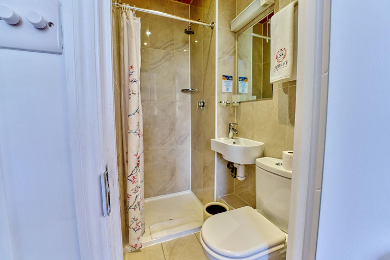 Bathroom 3, Jubilee Hotel, London