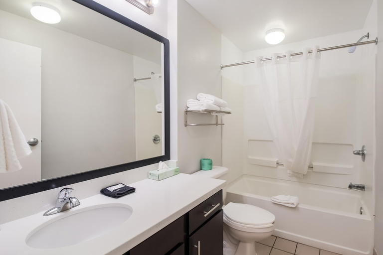 Bathroom 5, MainStay Suites Chattanooga Hamilton Place, Hamilton