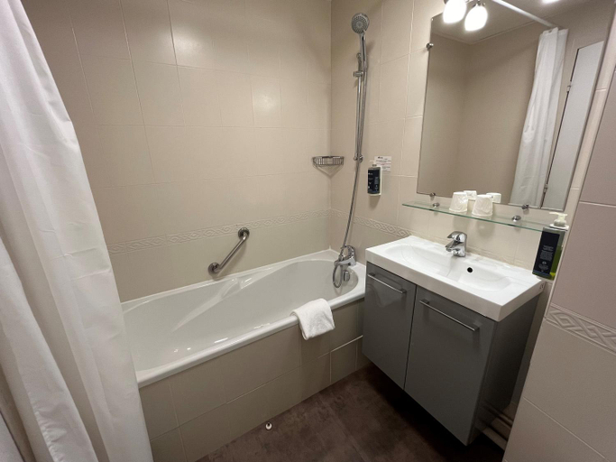 Bathroom 3, Brit Hotel Quimper Nord, Finistère