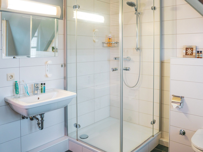 Bathroom 5, Bett4you Peiner Hof, Pinneberg