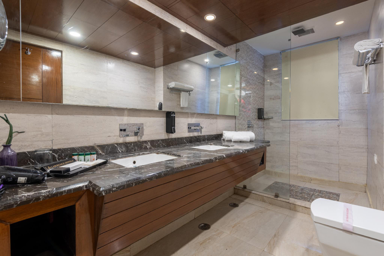 Bathroom 4, Lawrence Solitaire Resort - Mall Road - Mussoorie, Dehradun